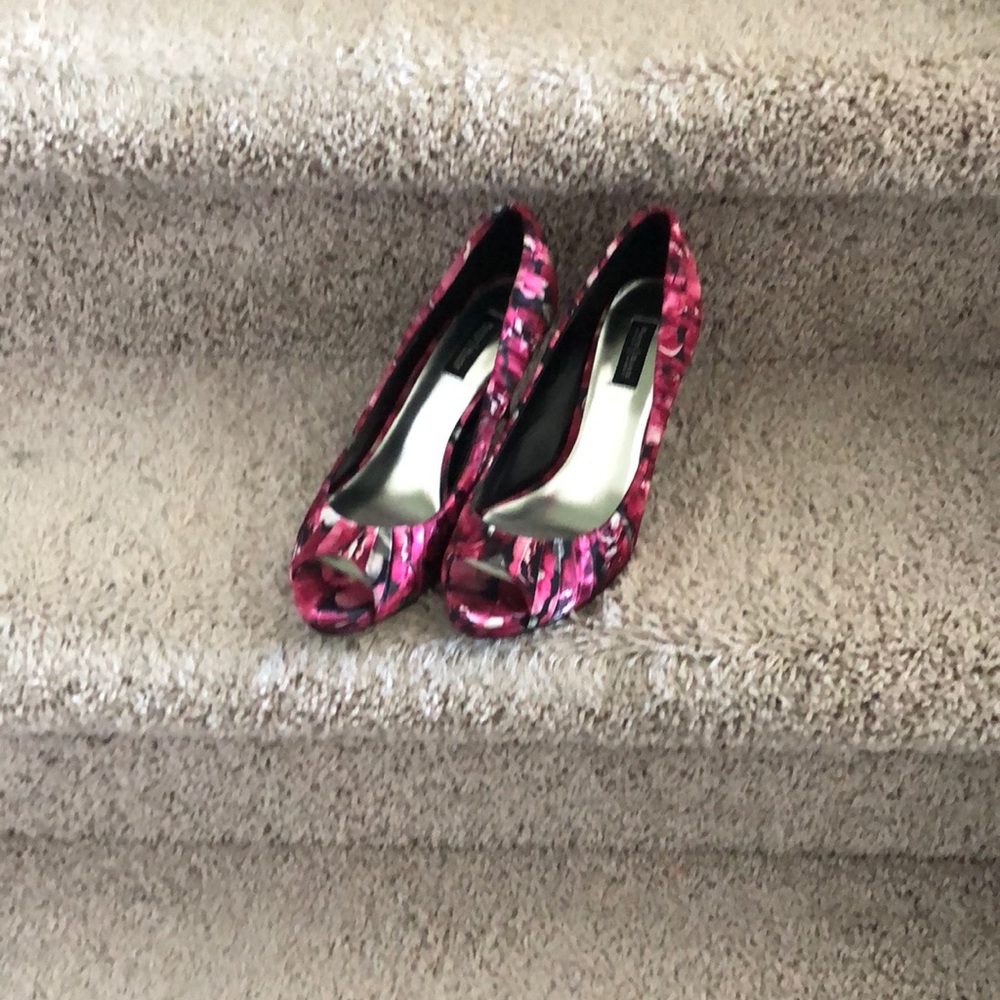 Floral print peep toes